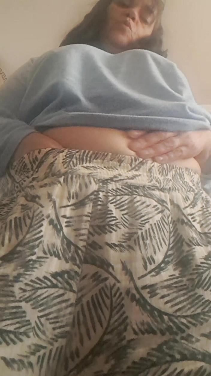 Mommy big hairy pussy: หัวนมของแม่เลี้ยง