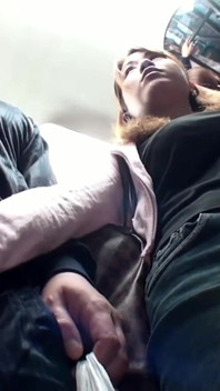 Svůdné manželky chycené v davu otočí stoly a hrají si s jeho rostoucím napětím v nacpaného autobusu - scéna 3