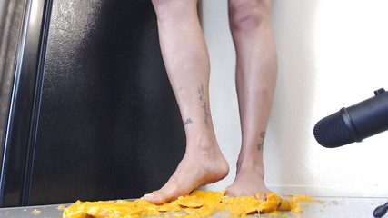 Abby Anna: Asmr olgun ve çıplak ayakla sıkıştırma