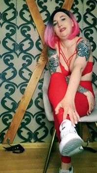 Lady Angela sem pés e tênis, leggings vermelhas de látex, fetiche por dominação feminina