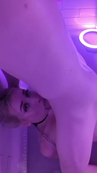 Sex în cadă cu colega de cameră excitată descoperindu-mi pula uriașă