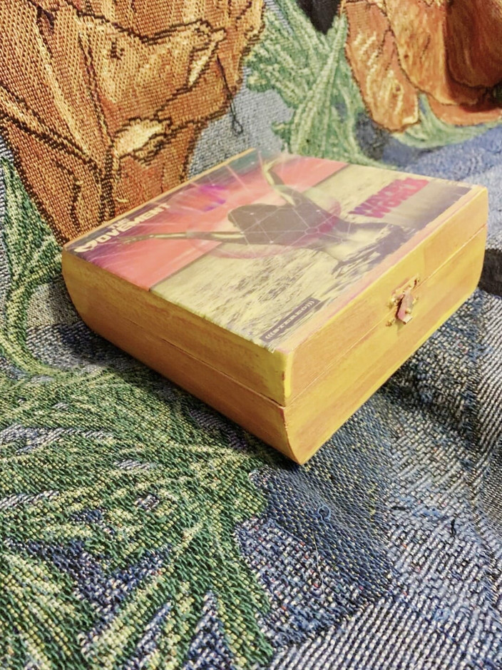 Suzy Wylde: Suzy Wylde jest twórcą, który tworzy przedmioty plastyczne i użyteczne