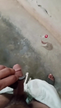Manhã cedo sexy garoto masterbate em banheiro