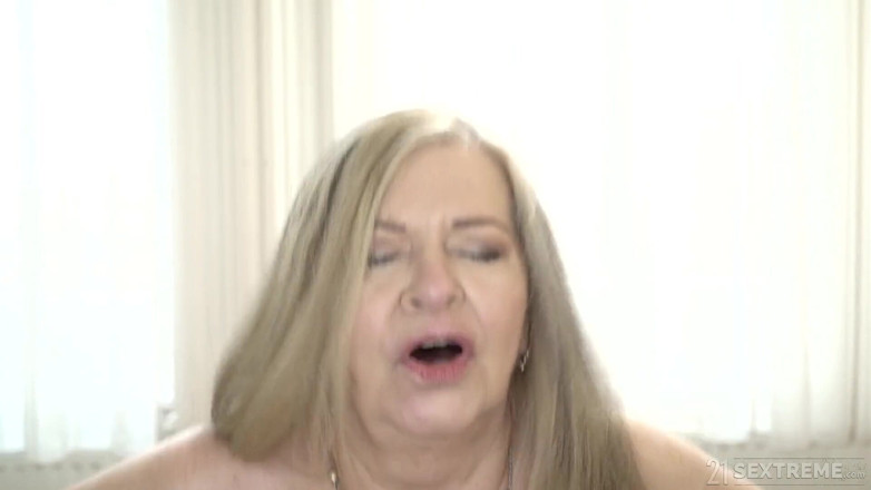 21 Sextreme: 21 Sextreme - versaute oma betsy B lässt Spielkarten für einen...
