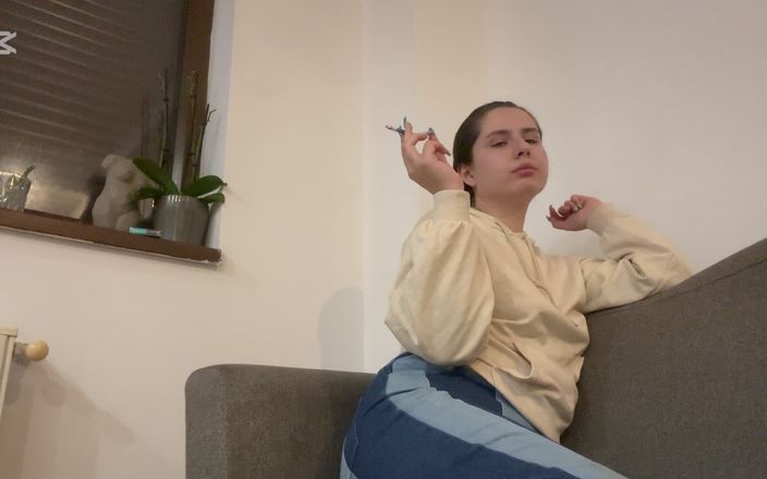 NipsAndStrips: Kentut Bubbly di Sofa