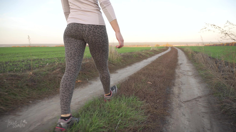 Teasecombo 4K: Verehre meinen gehenden MILF-arsch in engen leopardenleggings