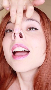 Saya seronok memikat hidung saya dengan semua jari saya dan membuat babi