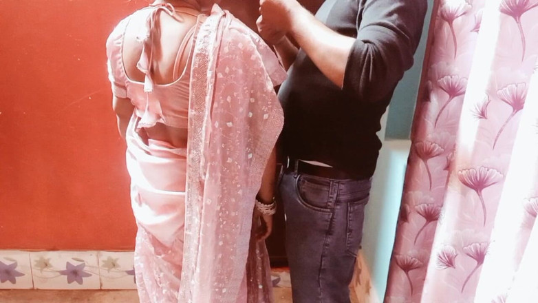 Manjushukla: Velmi krásná indická bhabhi kouří.