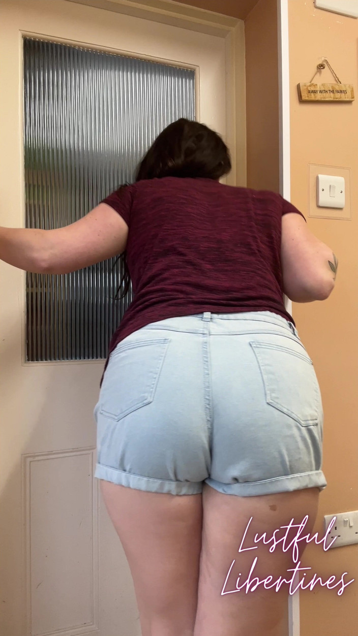 Lustful Libertines: Zablokowany I Desperacko Siusiu - Zwilżanie Szortów