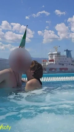 Masturbación con la mano en el jacuzzi