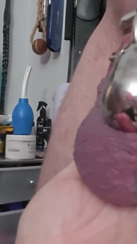 Locktober uklízí pro jeho klec cudnosti