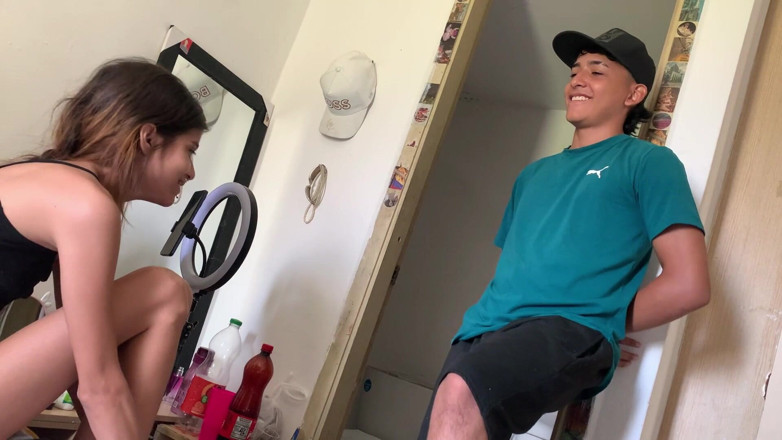 TUflacasex123: Eu vou no quarto da minha meia-irmã para ela e...