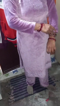 Panjabi Bhabhi nadat ze van jurk heeft veranderd.