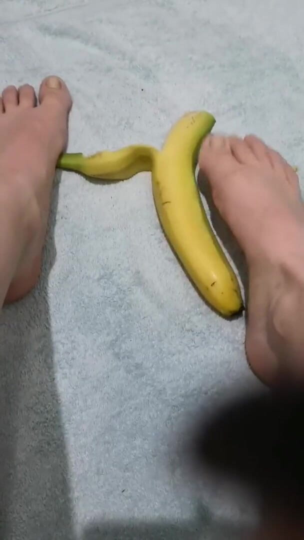 Erotic college: My roommate like eat bananas after video