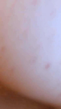 Slepá hubená děvka v gangbangu ošukaná černým ptákem a bílým čůrákem šukání ošklivé kundy, kape sperma!