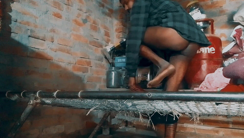 Aashiq: Cậu bé bẩn thỉu đập trong máy và âm thanh của tabla...