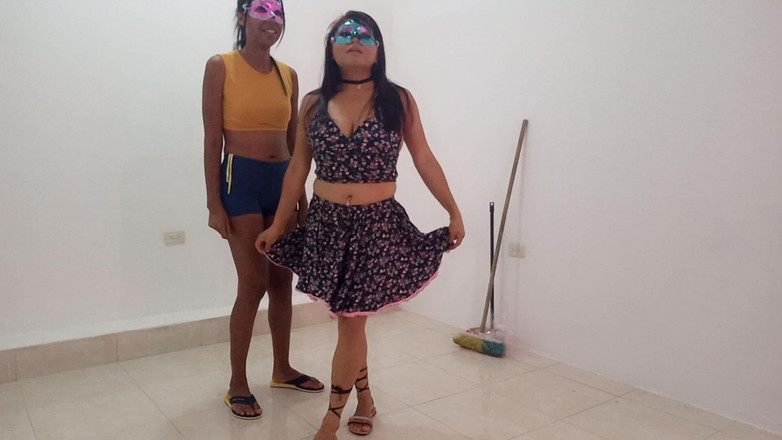 Martin13: La empleada habla con su amiga en una empresa de...