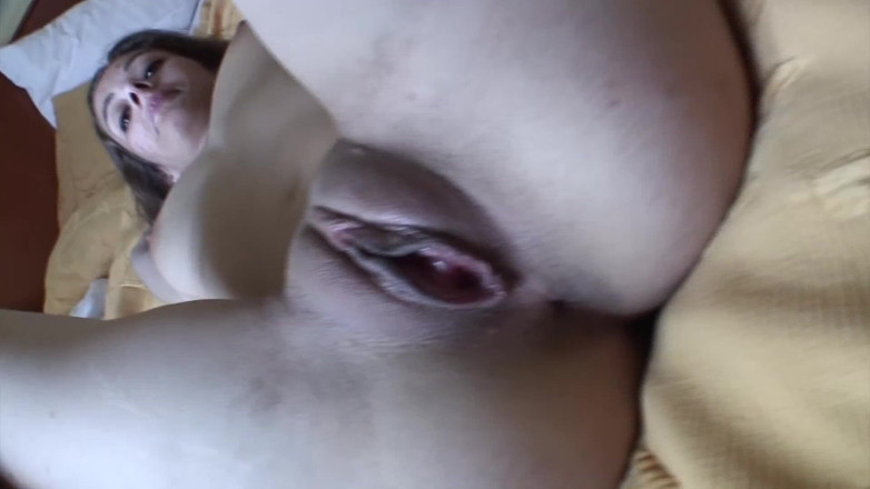 Enjoy German porn: ドイツからのブルネットの十代取得彼女の猫ストレッチによって厚いコック