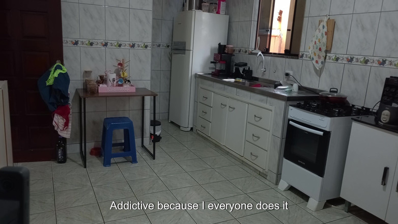 Gabi SweetCouplesStories: 若いメイドは大学の学費を賄うために追加のサービスを提供しています。