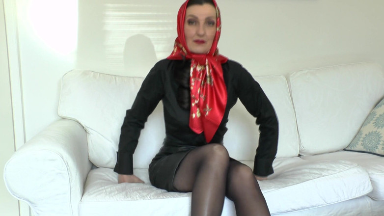 Lady Victoria Valente: Raso rosso e cazzo arrapato che succhia e stoffa che...