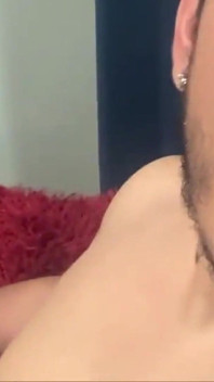 Muskulös mogen ger mig en exklusiv avsugning efter gymmet