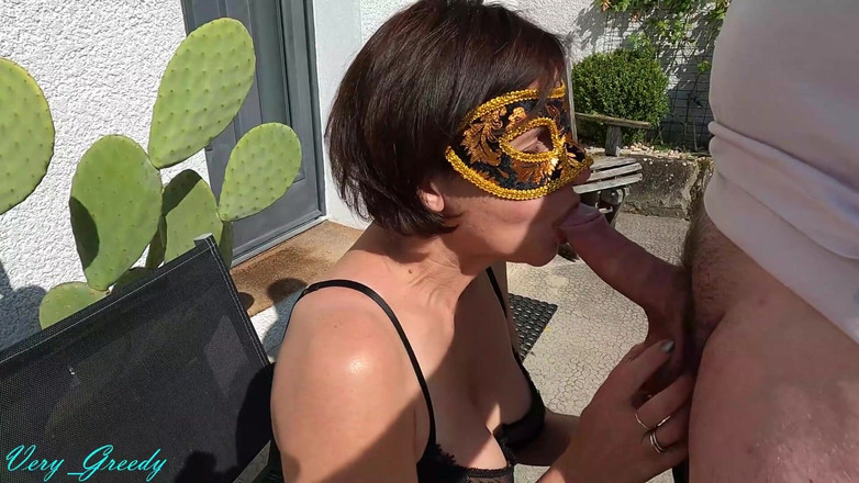 Les Gourmands: MILF w czarnej bieliźnie i pończochach na zewnątrz daje świetne obciąganie...