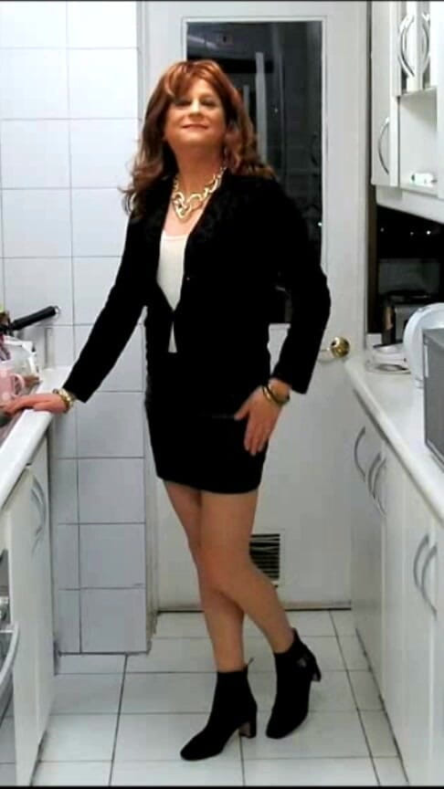HectorChile1969: क्रॉसड्रेसर fernanda gomez किचन में अपने मिनीस्कर्ट पर कोशिश कर रही है