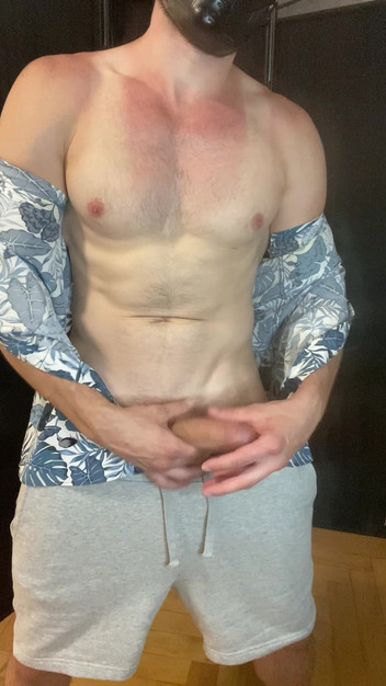 1TeddyBear1: 「カメラの前でのちょっとした演技:裸になって、自分を撫でて、お尻を強く叩きました。辛くてスパイシーなひねりが加えられています!」