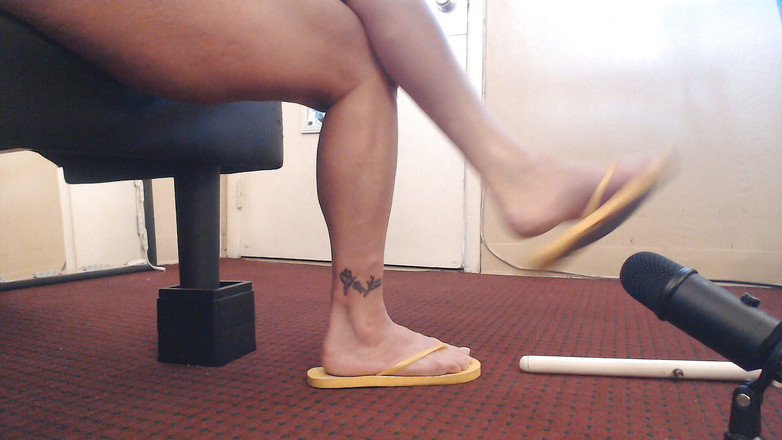 Abby Anna: Tongs jaunes ASMR