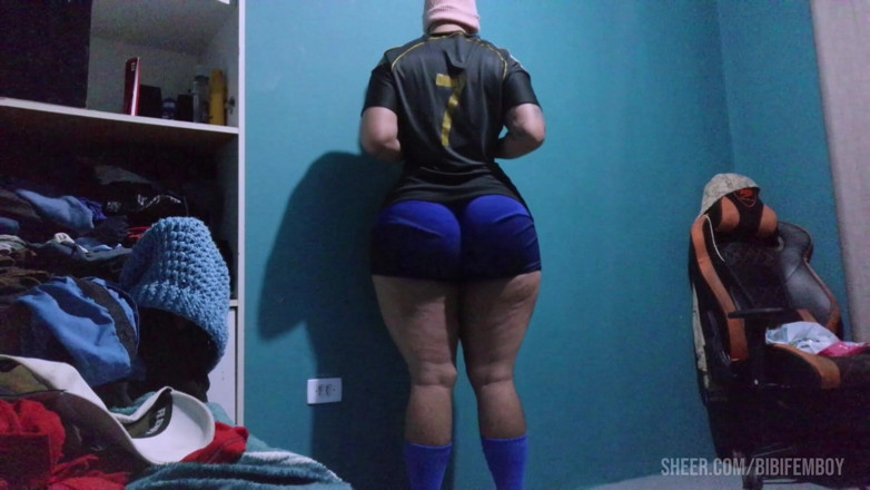 Sissy sapeca studio: Krzywego Tranny z dużym tyłkiem i kobiecym ciałem.