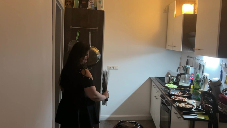 DOMINATRIX6: Pertemuan nakal di dapur: cewek fetish mendominasi temannya di dapur