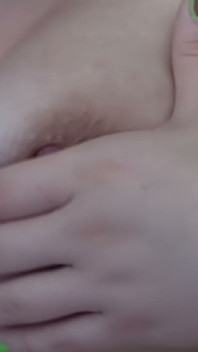 Amateur con curvas con flequillo - selfie masturbación en el sofá
