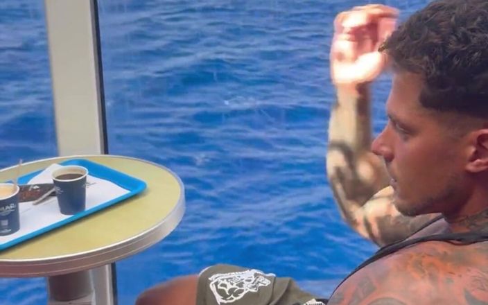 BoyGym: Polla exhibicionista en el barco