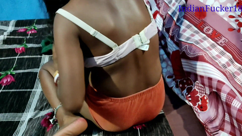 Indianfucker18: 女朋友打电话给她的男朋友操非常亲密的性感女孩