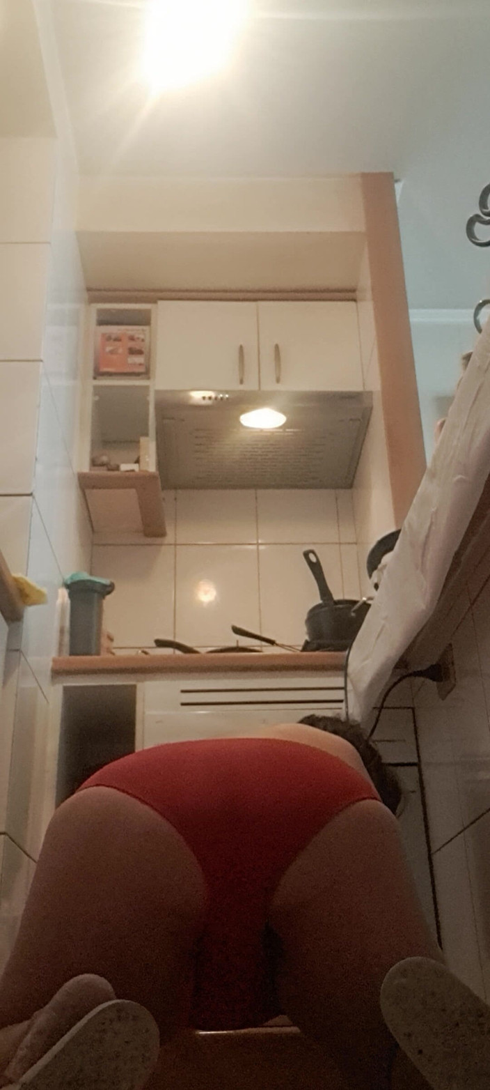 Mommy big hairy pussy: MILF Dalam Celana Dalam Merah Di Dapur