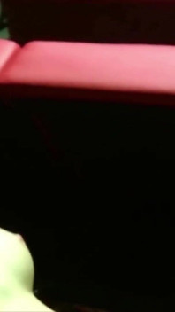 Dieses französische schätzchen hat eine große ladung sperma im kino