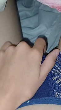 Io e la mia ragazza ci masturbo in modo sotto le coperte accanto alla nostra matrigna