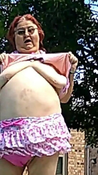 Krankenschwester Vicki Modelliert Ihren Neuen Bikini Am Pool Zeigt Dich Dann