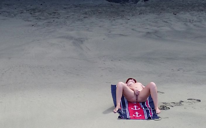 Emma Voyeur: Sensual deusa da praia de nudismo capturada por drone - beleza...