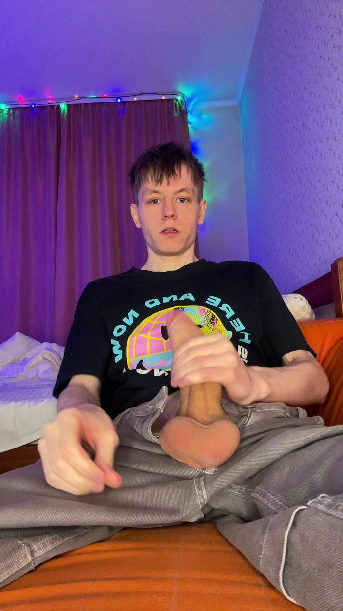 Morflot24: Po prostu napalony twink, który uwielbia popisywać się swoim wielkim...