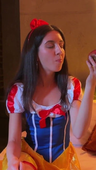 Gnome sournois a baisé Blanche-Neige quand le temps s’est arrêté