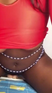 Curvă neagră bătrână, dar aurie, călărind vibratorul ei gras în timp ce se gândește la pula mare și grasă a tatălui ei vitreg