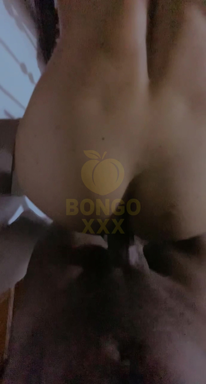 BongoXXX: वह इसे प्यार करती थी: उसे सीढ़ियों में चोदा