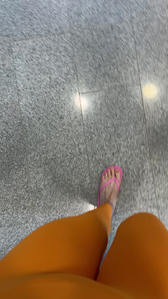 Feet: Pembe parmak arası terliklerle yürümeyi severim