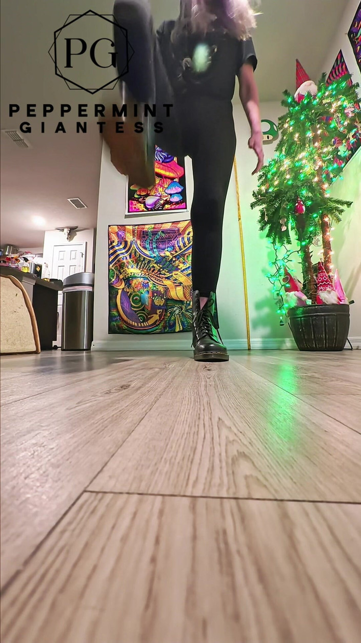 Peppermint Giantess: 6'7 Jättinna i Doc Martens trampar hårda onda slow-mo stomps