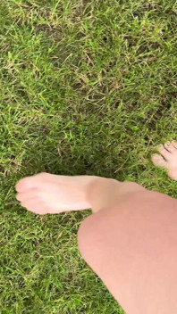 Camminare a piedi nudi sull'erba