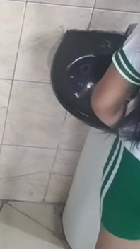 Estudiante casero! Me follo a mi pareja en el baño durante el descanso de la clase de educación física
