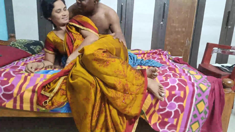 Sexy sindu: Sindu Bhabhi Saree Sex with Devar in the Bedroom