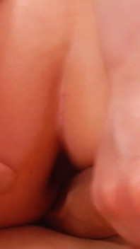 Amateur cam-model Jizzy krijgt het druk