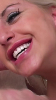 Blondă sexy cu țâțe mari gagica porno Natalie Heck adoră să sugă și să fută o pulă albă mare